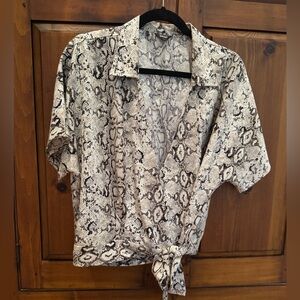 Buffalo David Bitton Size XL snake skin design, short sleeve wrap blouse. EUC.